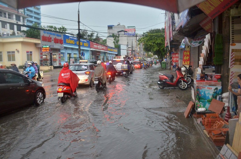 ha noi mua lon sau dot nang nong ky luc