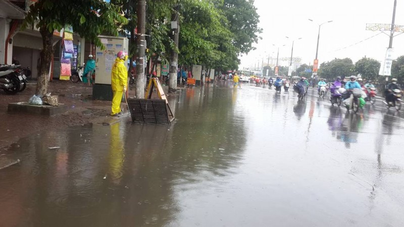 mua lon ha noi nhieu pho ngap giao thong un tac