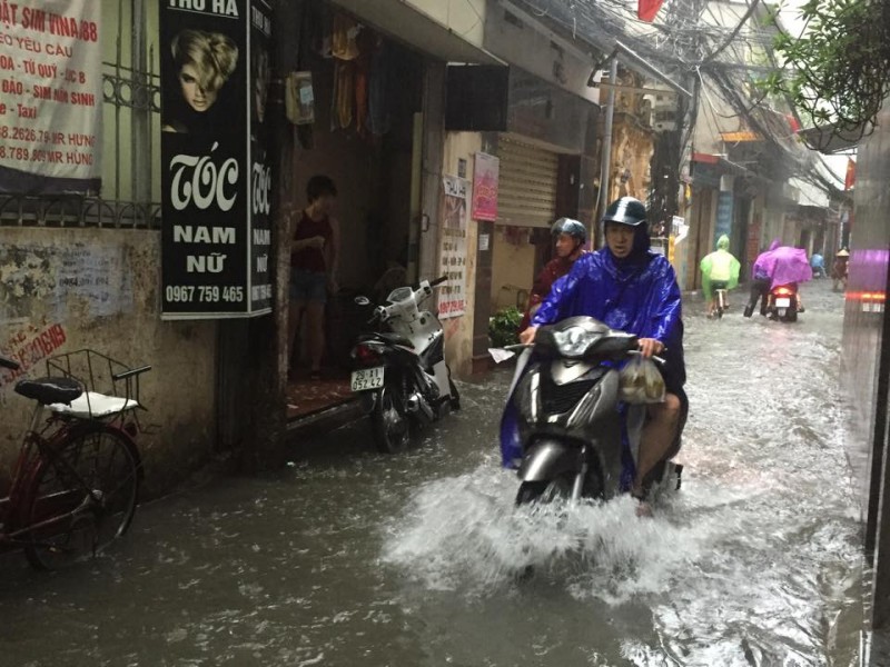 mua lon ha noi nhieu pho ngap giao thong un tac