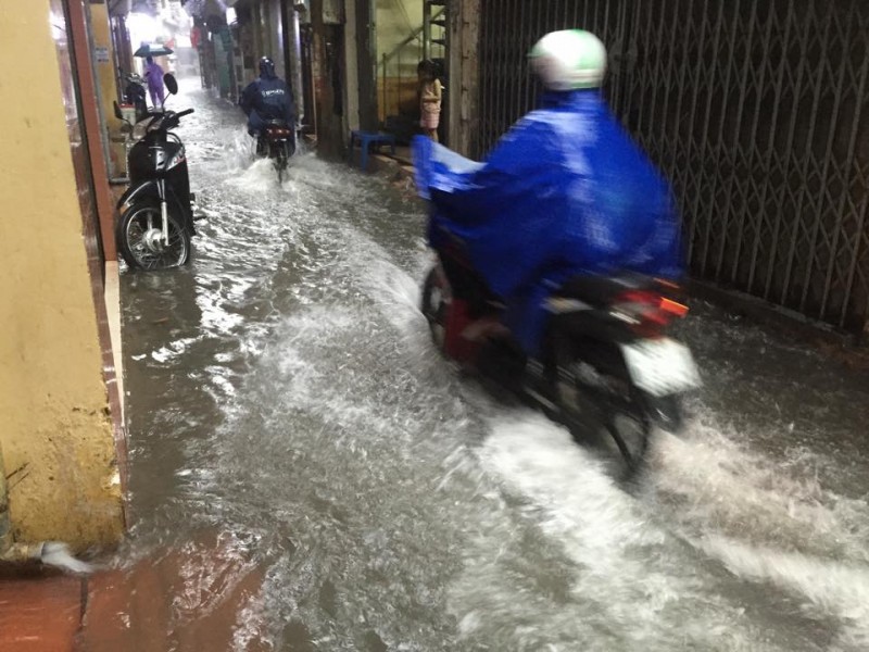 mua lon ha noi nhieu pho ngap giao thong un tac