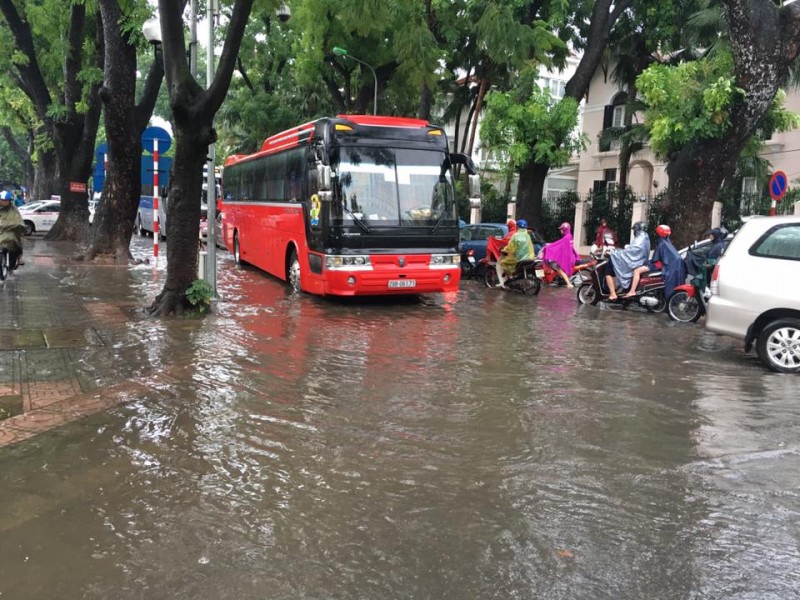 mua lon ha noi nhieu pho ngap giao thong un tac