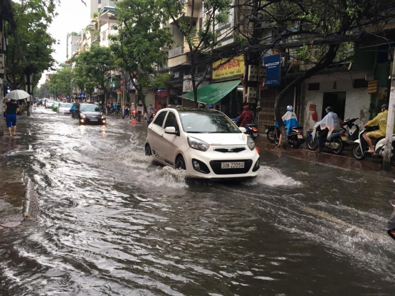 mua lon ha noi nhieu pho ngap giao thong un tac