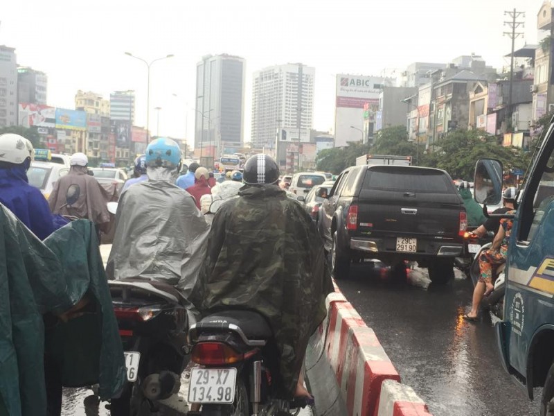 mua lon ha noi nhieu pho ngap giao thong un tac