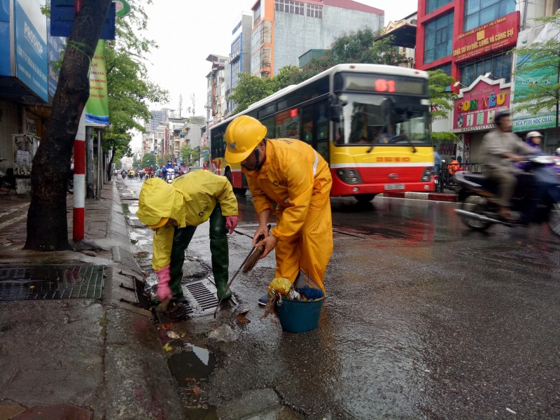 mua lon ha noi nhieu pho ngap giao thong un tac