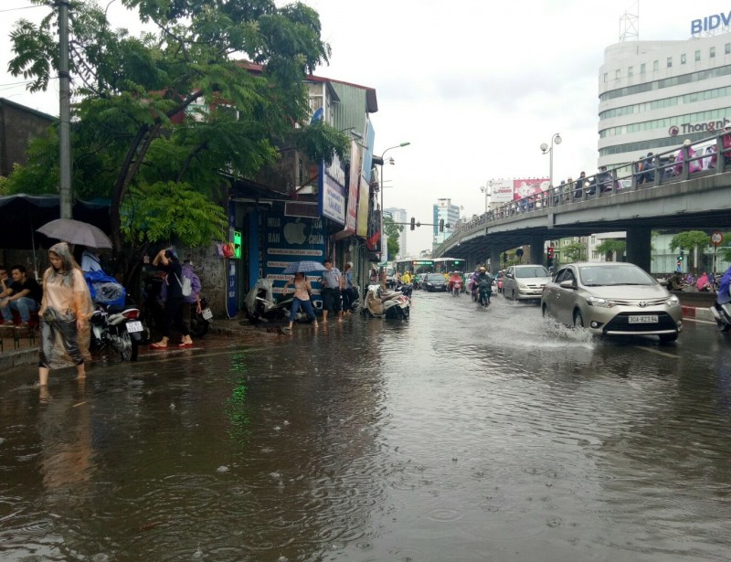 mua lon ha noi nhieu pho ngap giao thong un tac