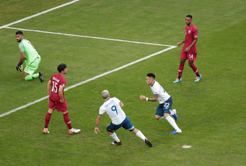 Qatar 0-2 Argentina: Messi tịt ngòi, Argentina vẫn vượt ải thành công