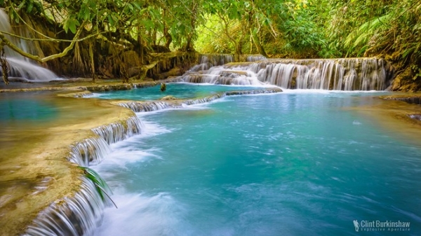 Thác Tat Kuang Si, Luang Prabang, Lào: Không có gì xua tan cái nóng ở Lào hơn là được thả mình vào làn nước có màu xanh lạ lùng của thác Tat Kuang Si. Dòng thác tạo ra nhiều hồ bơi tự nhiên nhỏ trước khi đổ vào một hồ nước chính, nơi du khách có thể đu dây, bơi lội, chơi đùa. Thác nước này là nơi bạn không thể bỏ qua khi tới Lào. Ảnh: 