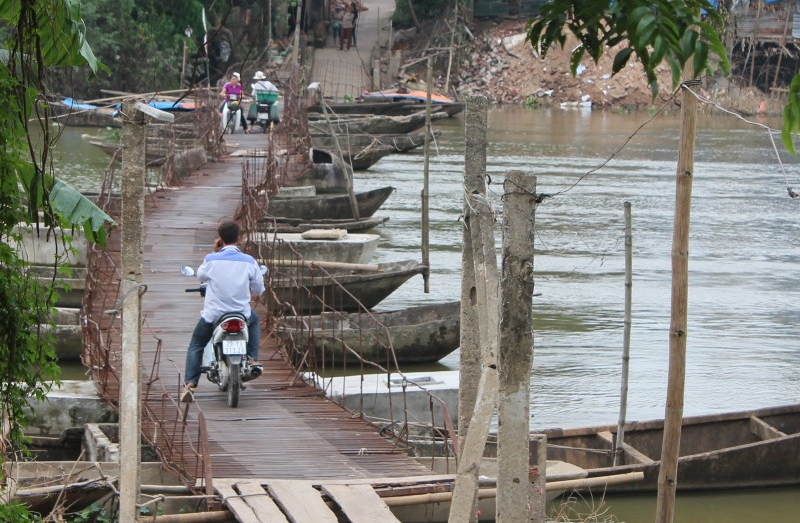 Thấp thỏm trên những cây cầu phao cũ nát