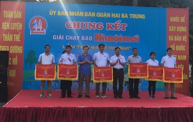 quan hai ba trung 400 vdv tham gia chung ket giai chay bao ha noi moi vi hoa binh