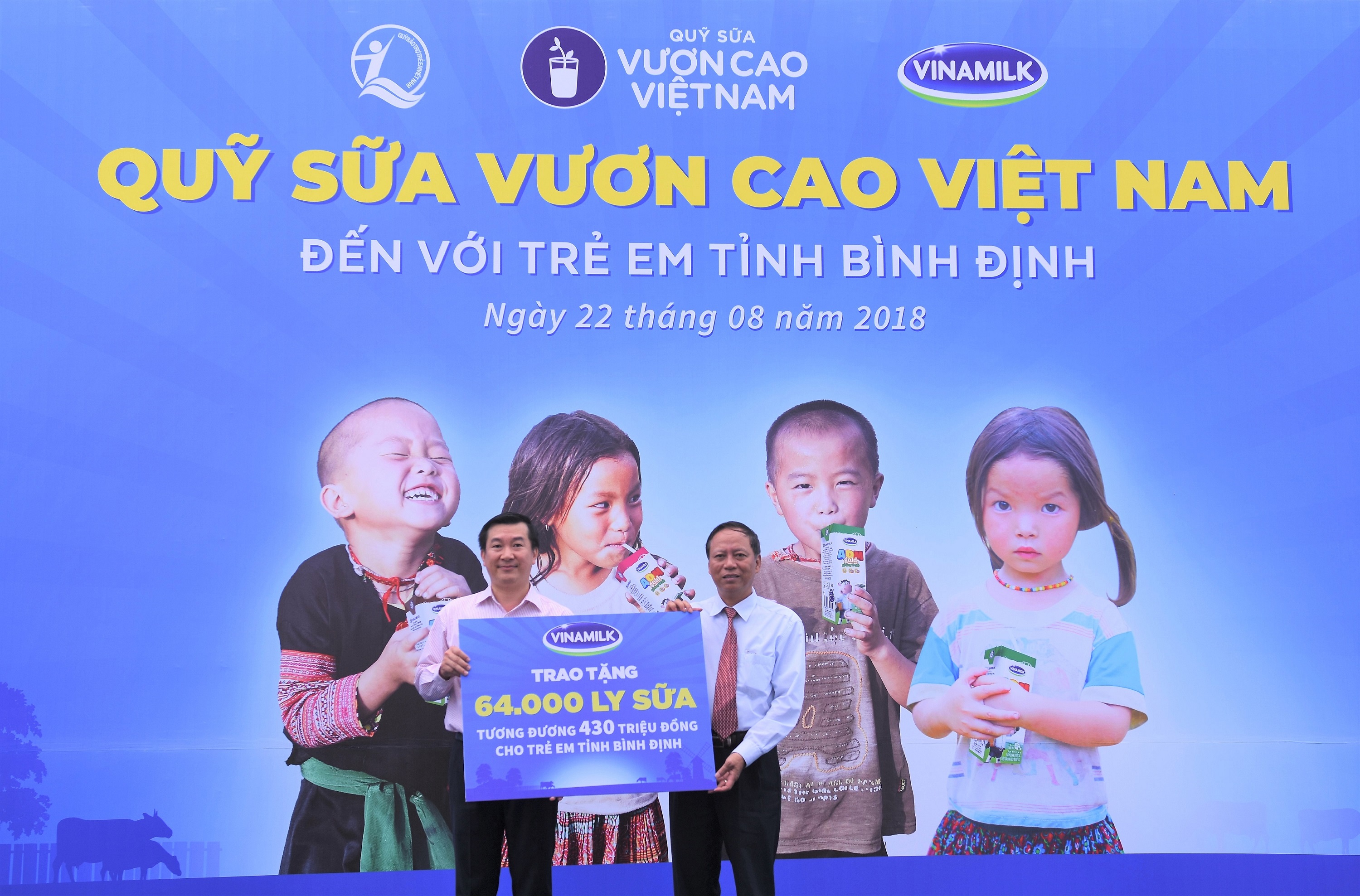 vinamilk tiep tuc trao 64000 ly sua cho tre em binh dinh