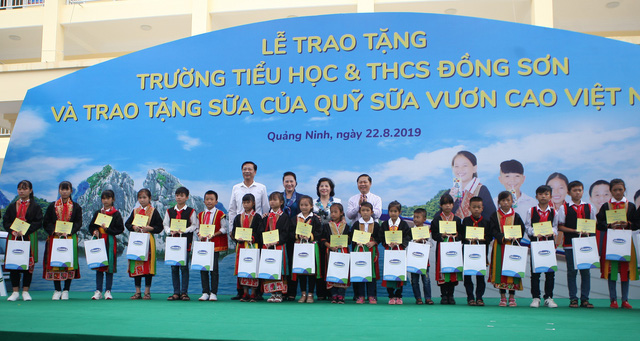 le trao tang truong tieu hoc thcs dong son va quy sua vuon cao viet vam trao tang sua cho tre em tinh quang ninh