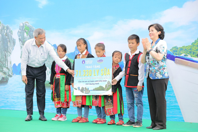 le trao tang truong tieu hoc thcs dong son va quy sua vuon cao viet vam trao tang sua cho tre em tinh quang ninh