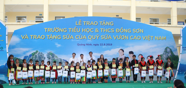 le trao tang truong tieu hoc thcs dong son va quy sua vuon cao viet vam trao tang sua cho tre em tinh quang ninh