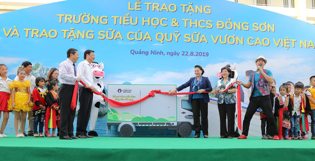 le trao tang truong tieu hoc thcs dong son va quy sua vuon cao viet vam trao tang sua cho tre em tinh quang ninh