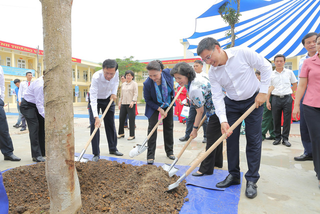 le trao tang truong tieu hoc thcs dong son va quy sua vuon cao viet vam trao tang sua cho tre em tinh quang ninh