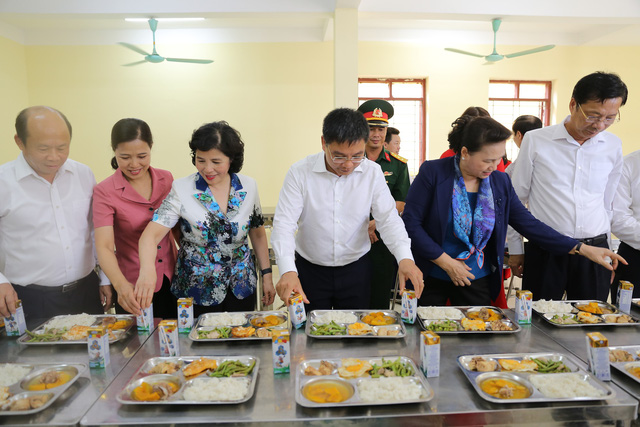 le trao tang truong tieu hoc thcs dong son va quy sua vuon cao viet vam trao tang sua cho tre em tinh quang ninh