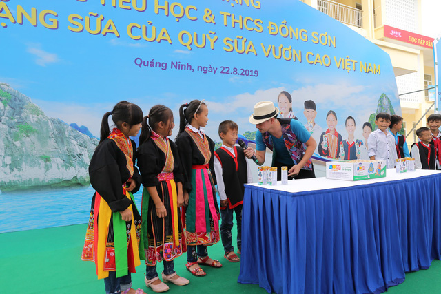 le trao tang truong tieu hoc thcs dong son va quy sua vuon cao viet vam trao tang sua cho tre em tinh quang ninh