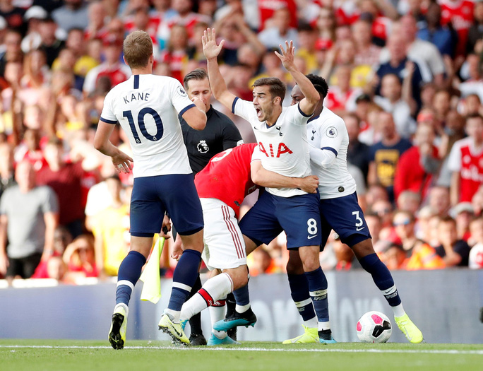 Arsenal 2-2 Tottenham: Derby hấp dẫn