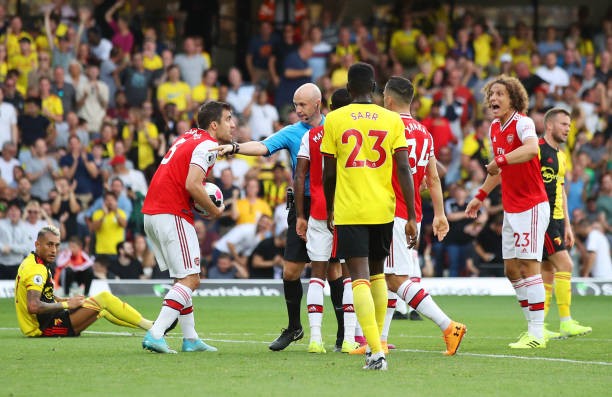 Watford 2-2 Arsenal: Công làm thủ phá