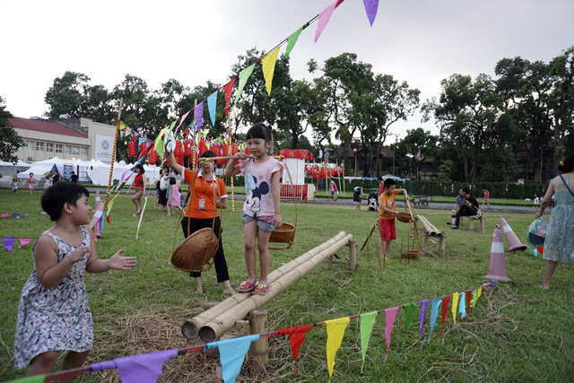 nguoi lon tre nho trai nghiem tet trung thu xua tai hoang thanh thang long