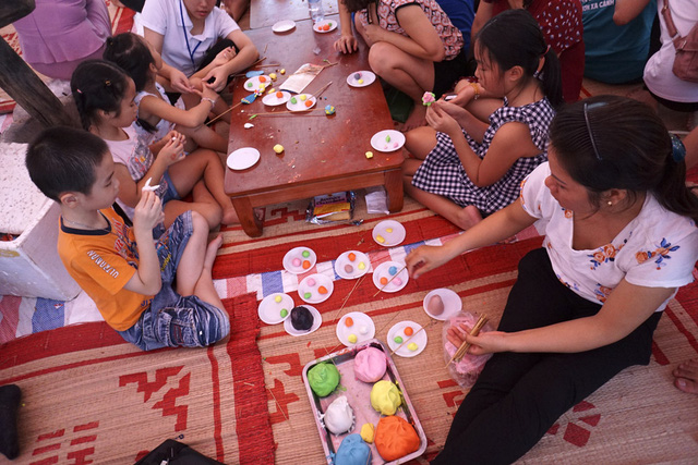 nguoi lon tre nho trai nghiem tet trung thu xua tai hoang thanh thang long