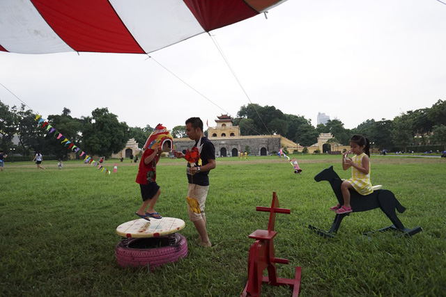 nguoi lon tre nho trai nghiem tet trung thu xua tai hoang thanh thang long