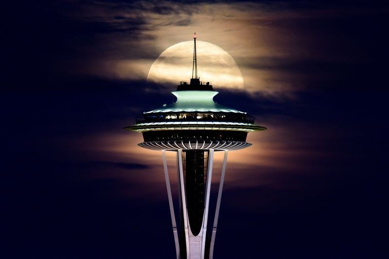 anh dep trong tuan thap space needle duoi bong hoang hon