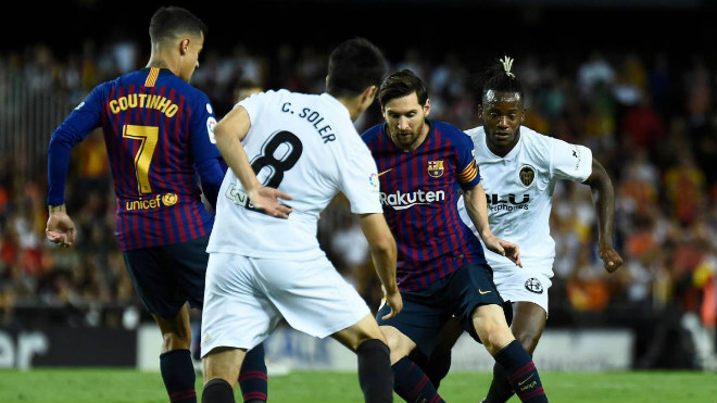 Valencia 1-1 Barca: Hòa thất vọng, Barca mất ngôi đầu