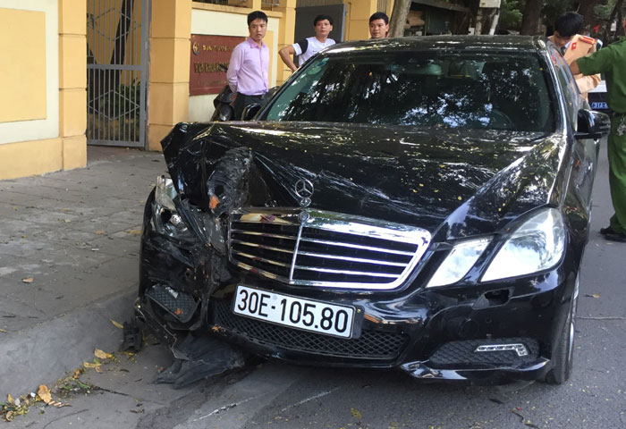 ha noi mercedes huc vang 2 xe may khien 4 nguoi bi thuong