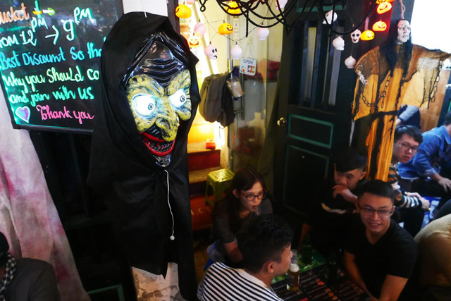 du khach gioi tre hoa trang ma quy trong dem halloween tren pho ha noi