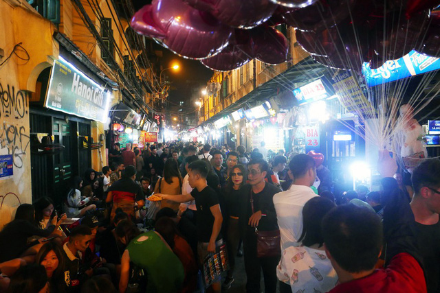 du khach gioi tre hoa trang ma quy trong dem halloween tren pho ha noi