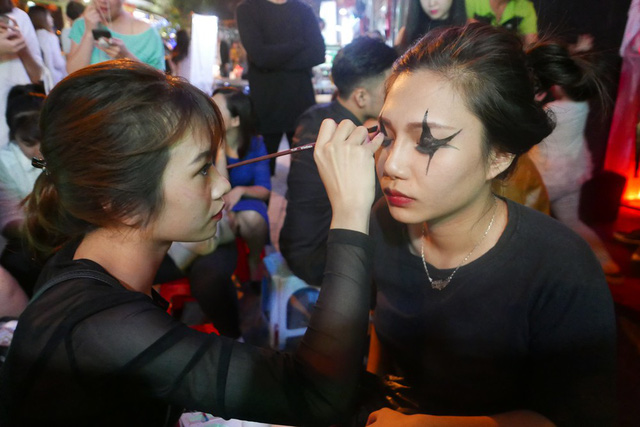 du khach gioi tre hoa trang ma quy trong dem halloween tren pho ha noi