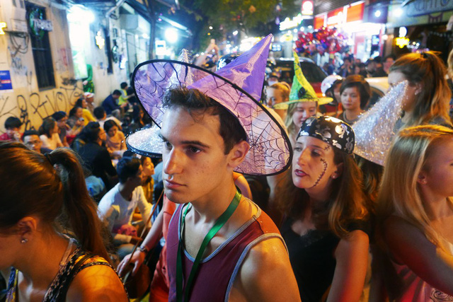 du khach gioi tre hoa trang ma quy trong dem halloween tren pho ha noi