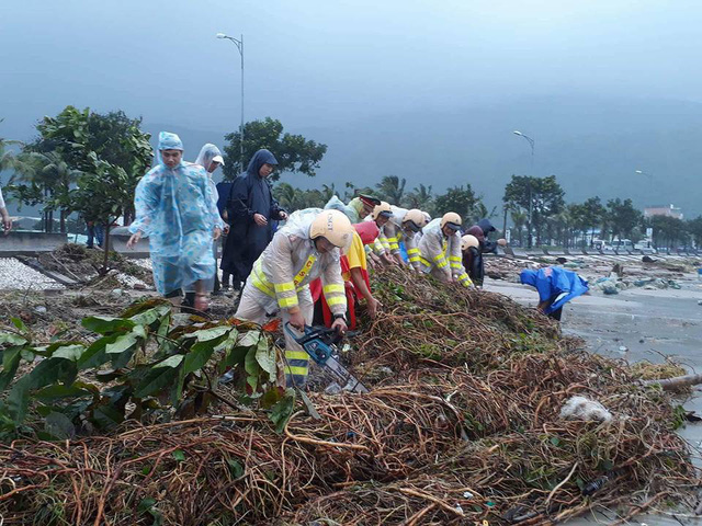 nguoi dan da nang don ve sinh khac phuc hau qua mua bao don apec