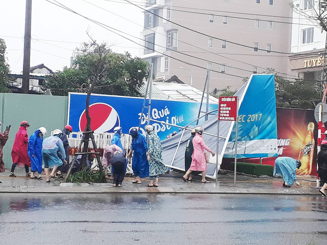 nguoi dan da nang don ve sinh khac phuc hau qua mua bao don apec