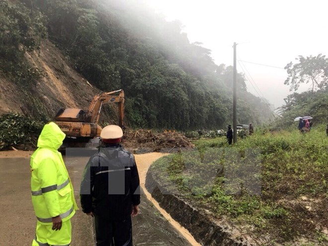 Thông đường Hồ Chí Minh sau 2 ngày giao thông bị gián đoạn do sạt lở