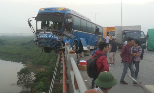 Tai nạn liên hoàn trên cầu Thanh Trì, xe khách suýt “nhảy” sông