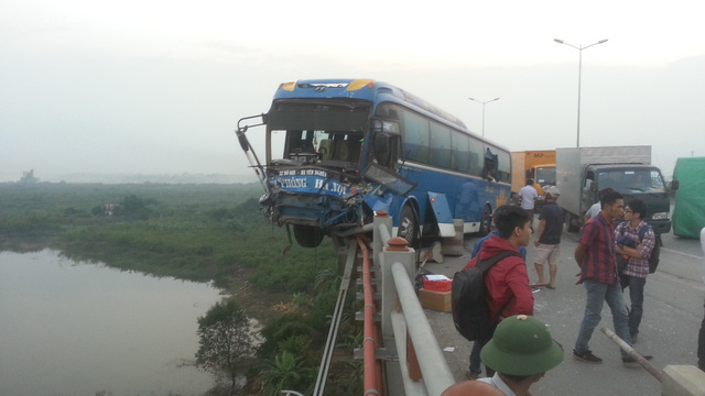 tai nan lien hoan tren cau thanh tri xe khach suyt nhay song