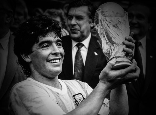 Huyền thoại bóng đá Diego Maradona qua đời ở tuổi 60