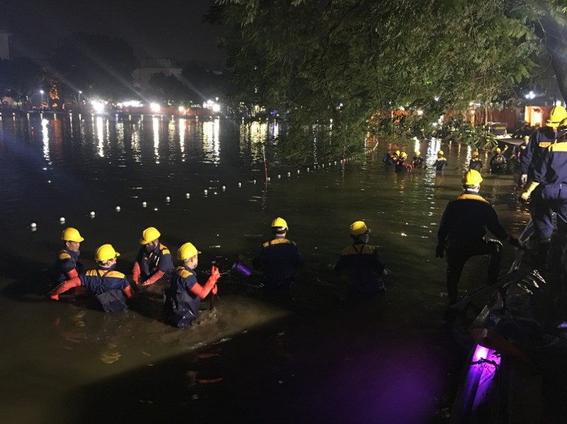 Trắng đêm làm sạch hồ Hoàn Kiếm