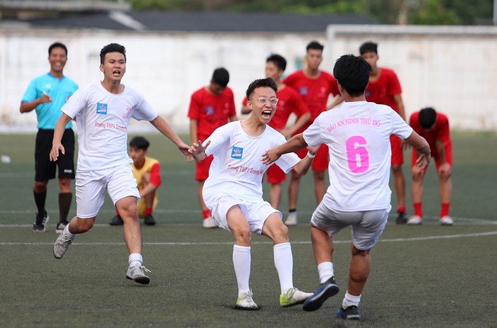 thpt truong dinh lan dau tien vo dich giai bong da hoc sinh ha noi