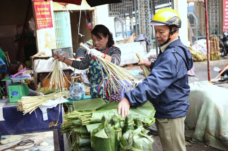 cho la dong lau doi nhat ha noi vang khach ngay can tet