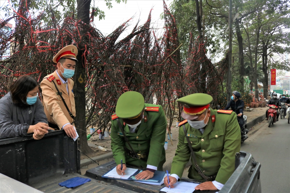 Công an quận Đống Đa ra quân xử lý vi phạm trật tự đô thị, phòng chống dịch Covid-19