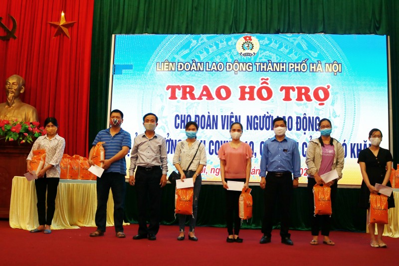 trao qua ho tro cho cong nhan lao dong gap kho khan o huyen phu xuyen