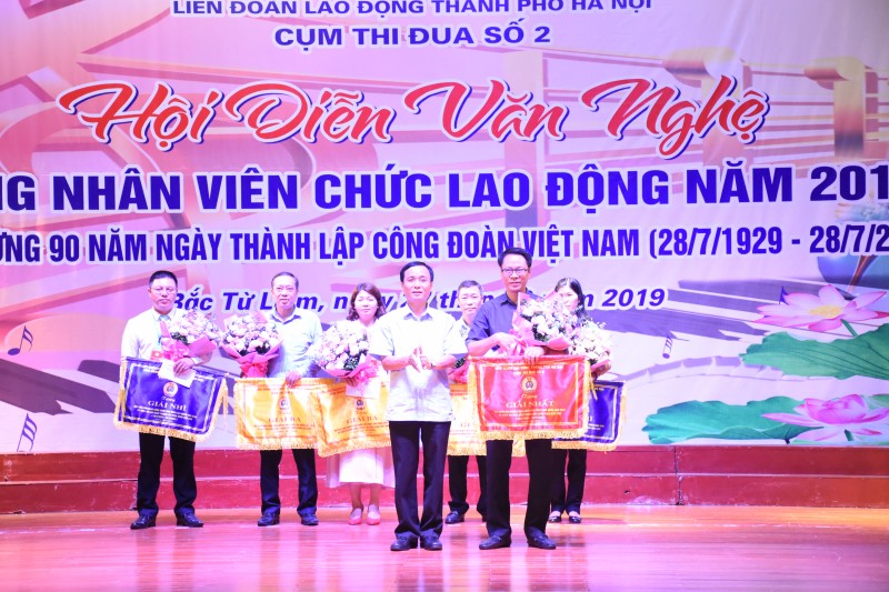 tung bung hoi dien van nghe cong nhan vien chuc lao dong cum thi dua so 2