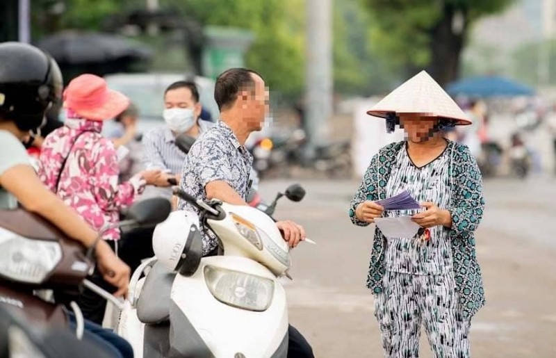 Trước trận Việt Nam - Malaysia: Phe vé vẫn hoạt động nhộn nhịp