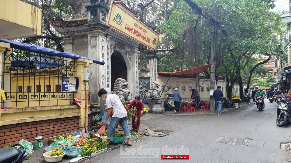 Chợ cóc, hàng rong đua nhau 