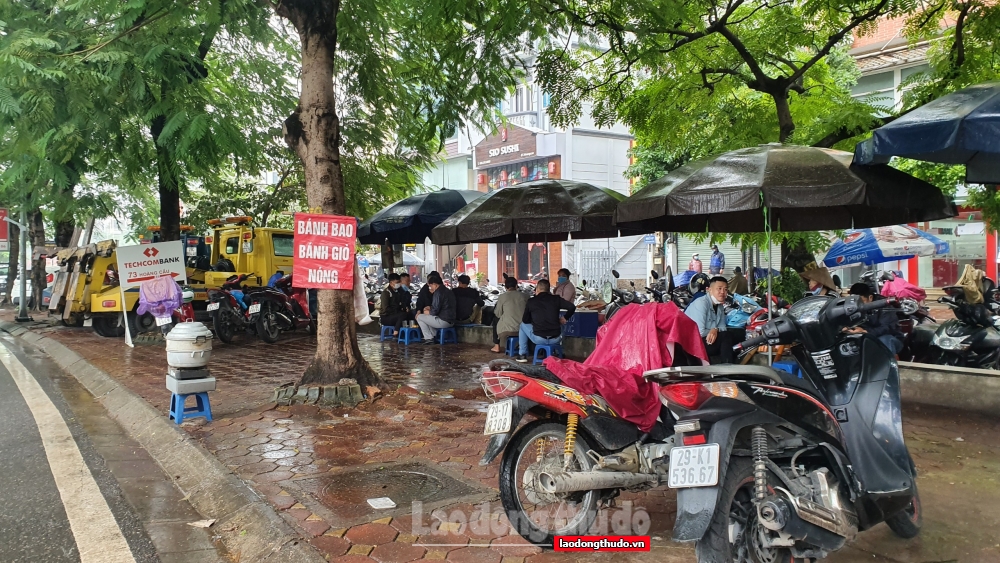 Chợ cóc, hàng rong đua nhau 