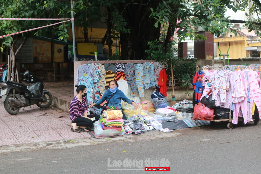 Chợ cóc, hàng rong đua nhau 