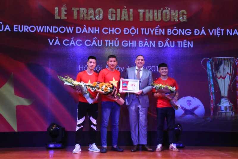 eurowindow trao thuong hon 3 ty dong cho doi tuyen bong da viet nam